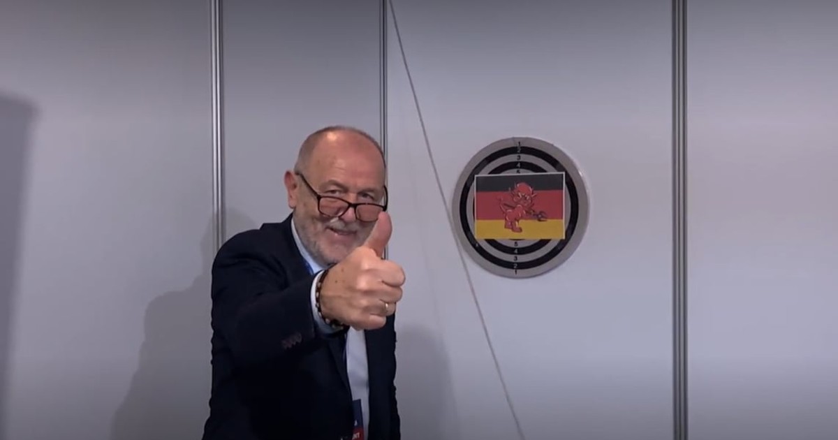 Nietypowa atrakcja polityków PiS. Rzucali w tarczę o barwach niemieckiej flagi