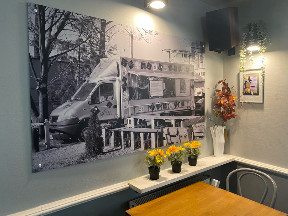 Na ścianie restauracji wisi zdjęcie food trucka, od którego zaczynała Mania Smaku.