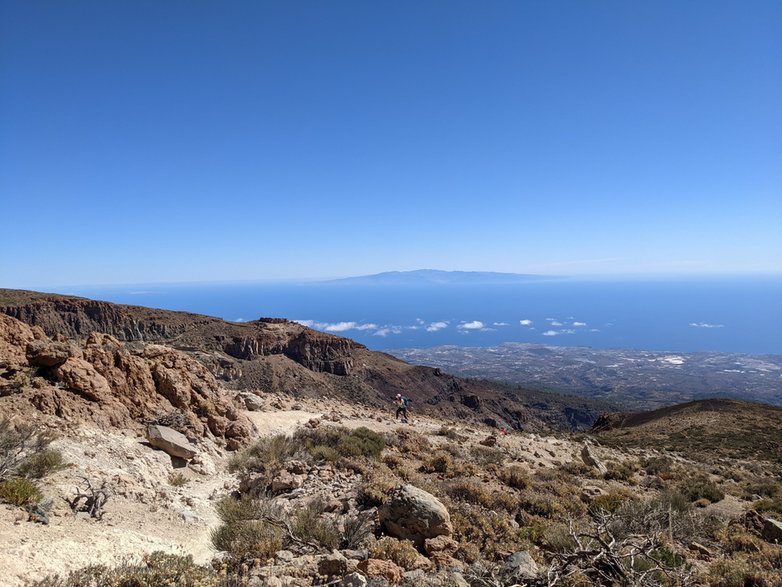 Park Narodowy Teide. Szlak na Alto de Guajara, Teneryfa. W oddali widoczna jest Gran Canaria. 