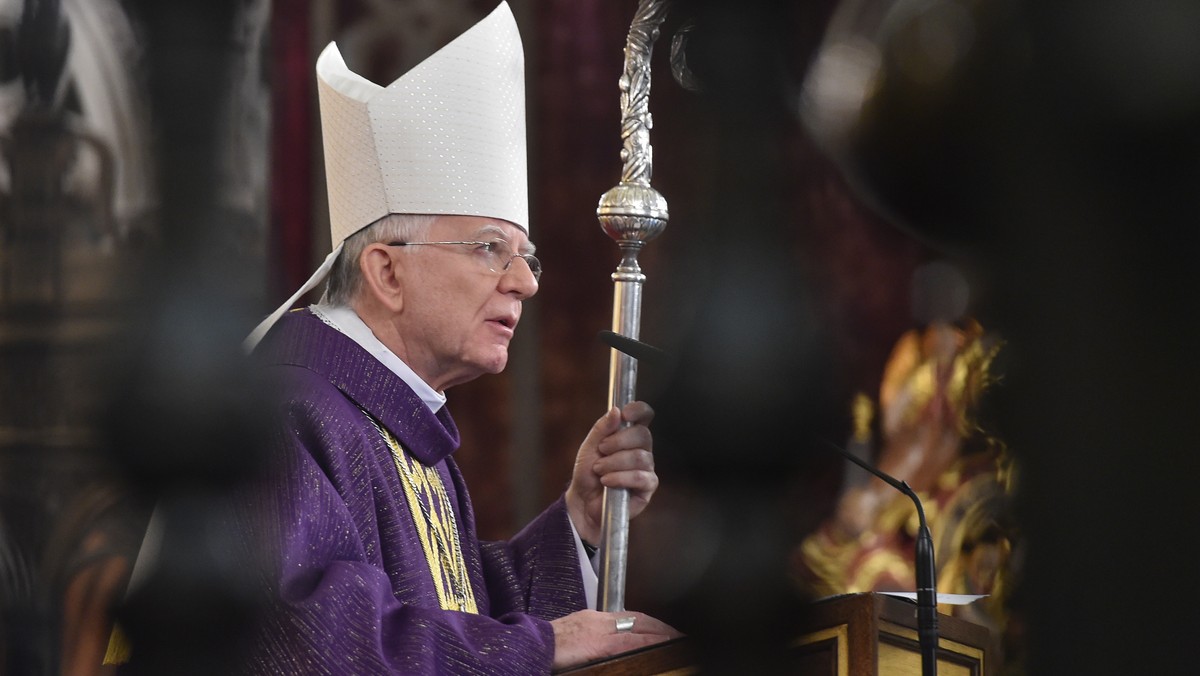 Staliśmy się widzami, a w przypadku wielu - ofiarami bezwzględnej mistyfikacji - powiedział metropolita krakowski abp Marek Jędraszewski podczas dzisiejszej mszy świętej. Odprawił ją w katedrze na Wawelu, w intencji zmarłych w katastrofie smoleńskiej.