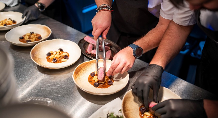 Wrocławscy szefowie kuchni zdobyli uznanie Michelin, proponując własne interpretacje polskich smaków. W maju 2027 roku ich warsztat będą mogli poznać uczestnicy The Food Capitals Summit.