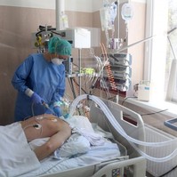 Koronavírus: ezért lélegeztetik hason fekve a fertőzötteket