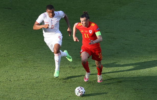 Manuel Akanji (L) i Gareth Bale (R) w trakcie spotkania Walia - Szwajcaria w Baku