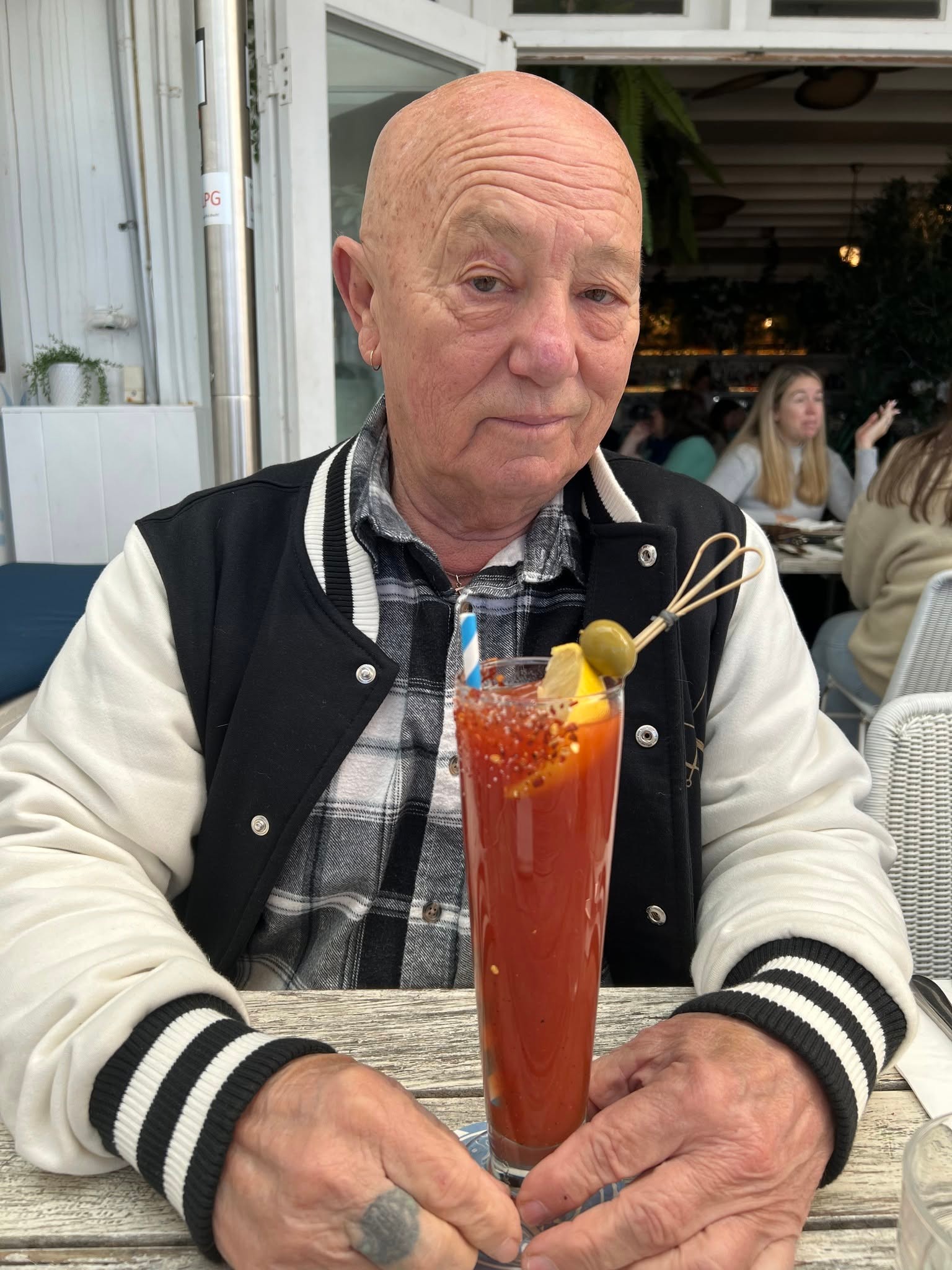 Austrálsky rockový spevák Angry Anderson. 