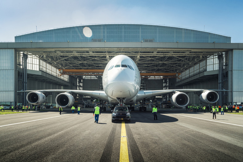 Rekord Guinnessa: Porsche Cayenne pociągnął 285-tonowego Airbusa A380