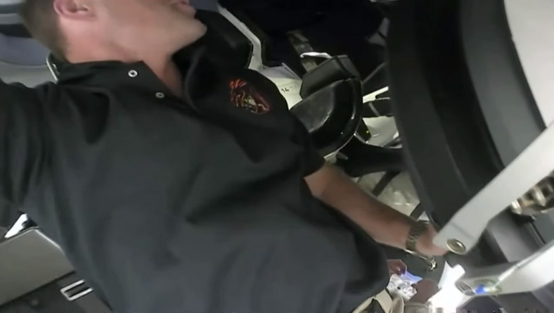 Moment opuszczania astronautów Crew-2 kapsuły SpaceX Dragon