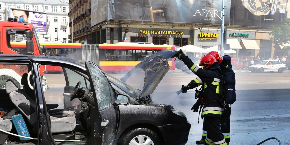 W Al. Jerozolimskich spłonął citroen. Na szczęście kierowcy auta nic się nie stało. Ogień pojawił się w komorze silnika. Pożar ugasili strażacy.