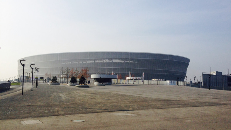 Spółka Stadion Wrocław wypowiedziała umowę firmie SMG, która doradzała przy organizowaniu imprez na wrocławskim obiekcie, a wcześniej była operatorem areny. Zdaniem prezesa wrocławskiego stadionu w latach 2018-2019 amerykańska firma nie wywiązywała się ze swoich zadań, dlatego też na konto firmy nie było przelewane wynagrodzenie, które miało wynosić ponad 600 tys. zł rocznie.
