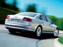 Czy 25 tys. zł lepiej wydać na używaną Skodę Superb, czy luksusowe, ale starsze Audi A8?