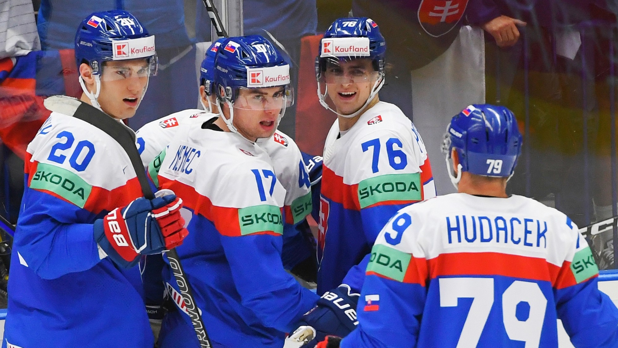 Slovenskí hokejisti sprava Libor Hudáček, Martin Pospíšil, Šimon Nemec a Juraj Slafkovský sa tešia z gólu.