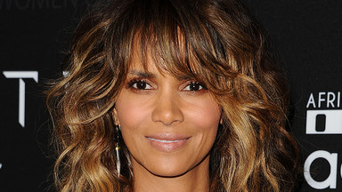 Halle Berry po 18 latach odtwarza słynną scenę w bikini z filmu o przygodach Jamesa Bonda