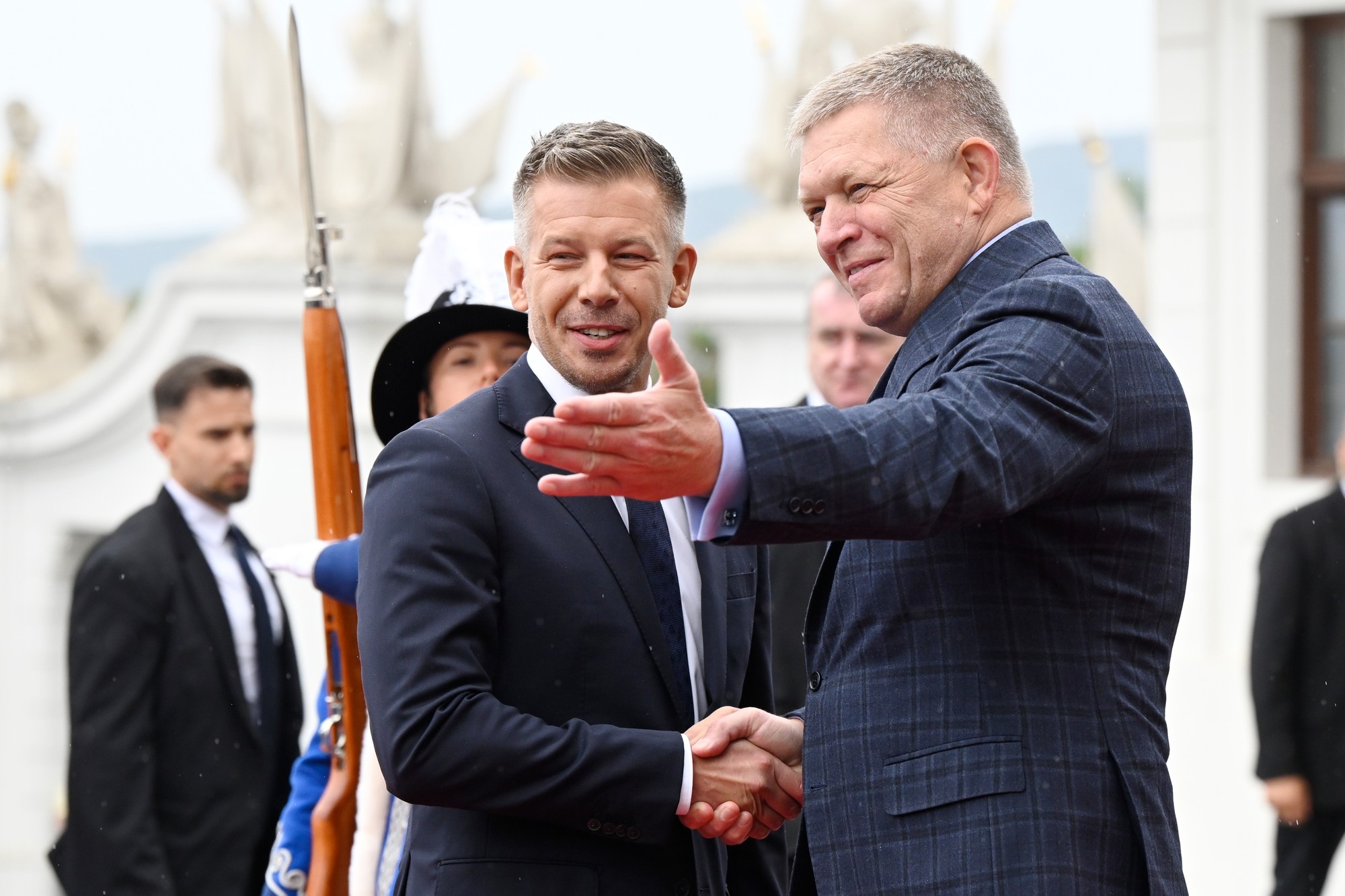 Robert Fico (Slovensko) a Péter Magyar (Maďarsko) počas privítania pred ich rokovaním v rámci formátu V4.
