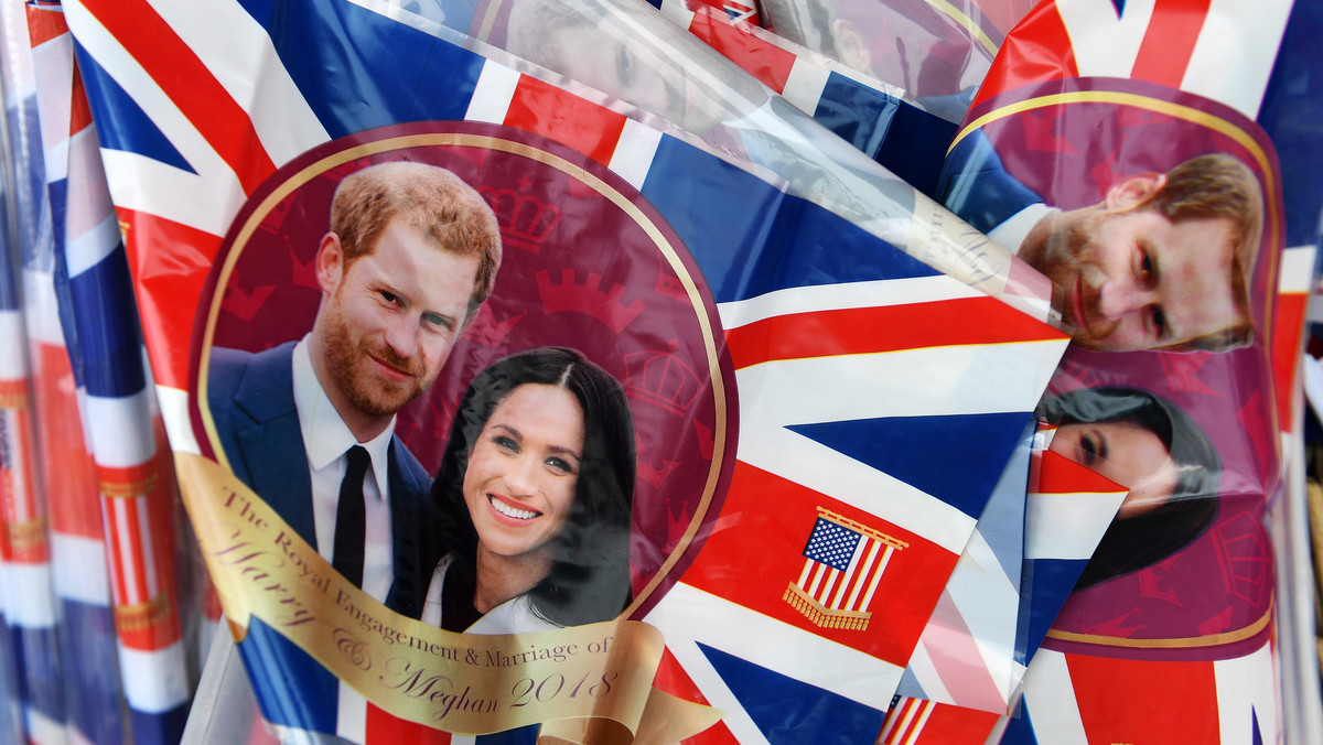 Ślub księcia Harry'ego i Meghan Markle zbliża się wielkimi krokami. Z tej okazji przygotowaliśmy niezbędnik wiedzy na temat najbardziej oczekiwanej uroczystości tego roku. Ile będzie kosztować królewski ślub? Kto udzieli ślubu? Gdzie będzie można zobaczyć transmisję z ceremonii?