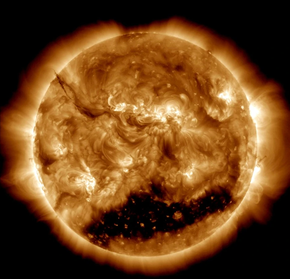 Džinovski "kanjon vatre" na suncu nakon erupcije baklje na površini zvezde 15. jula