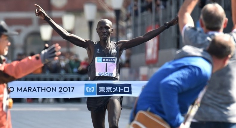 Wilson Kipsang (C) comes in ahead of five other Kenyan runners to win the Tokyo Marathon