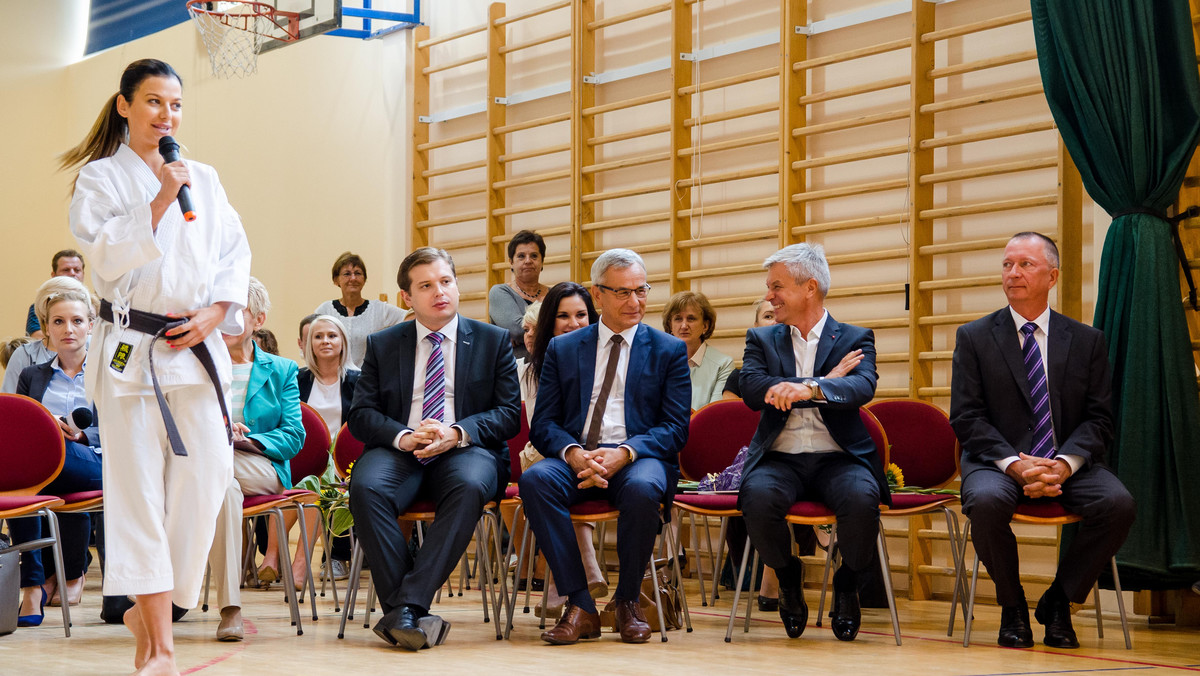 Anna Lewandowska, mistrzyni karate i żona Roberta Lewandowskiego, miała okazję znów poczuć się jak dziecko. Kobieta wzięła udział w uroczystej inauguracji roku szkolnego 2014/2015 w Gimnazjum nr 81 im. prof. Witolda Doroszewskiego w Warszawie.