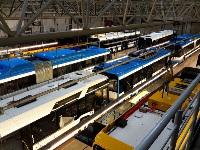 Biały autobus na drugiej linii to nowa generacja Solarisów, której produkcja niedawno się rozpoczęła.