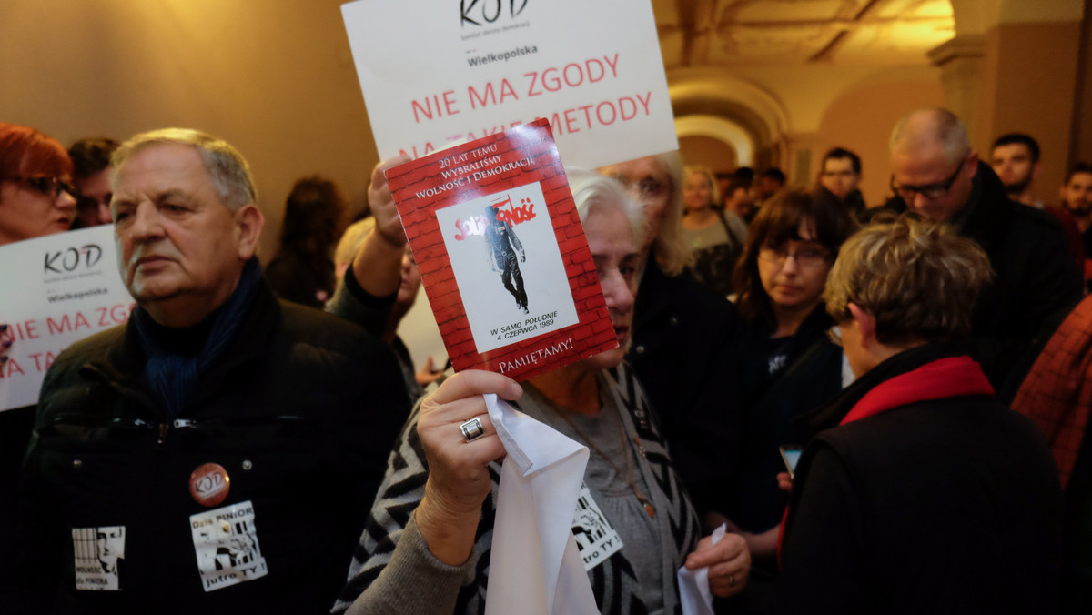 Sąd Rejonowy w Poznaniu w Poznaniu zdecyduje dzisiaj, czy Józef Pinior trafi do aresztu tymczasowego. Byłemu senatorowi PO postawiono dwa zarzuty związane z korupcją. Pod salą sądową manifestował KOD. Na miejscu byli także działacze partii Zieloni oraz Razem. Później z budynku zostali wyproszeni wszyscy, którzy nie są poręczycielami Józefa Piniora.