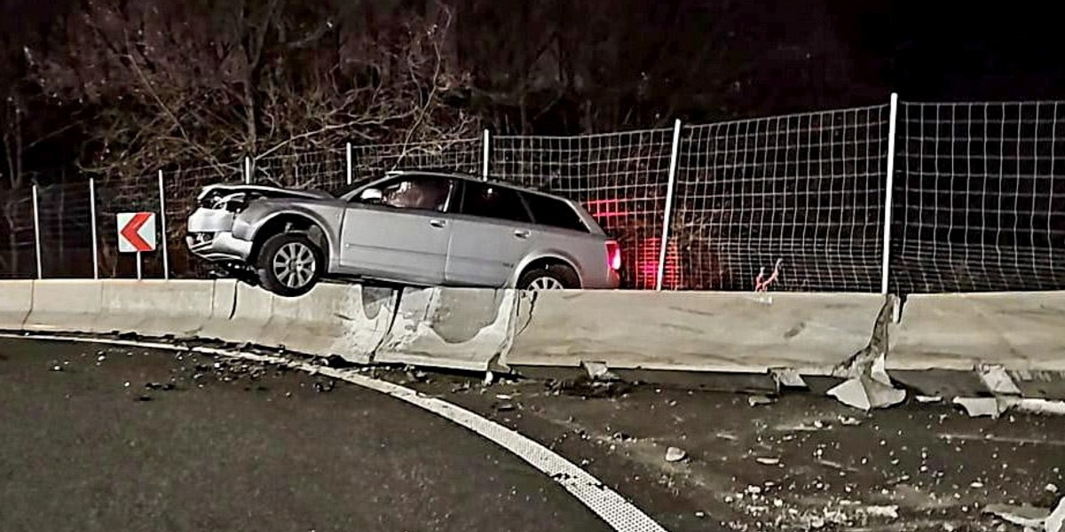 Sulejówek. Audi uderzyło w bariery. Ranna kobieta w ciąży.