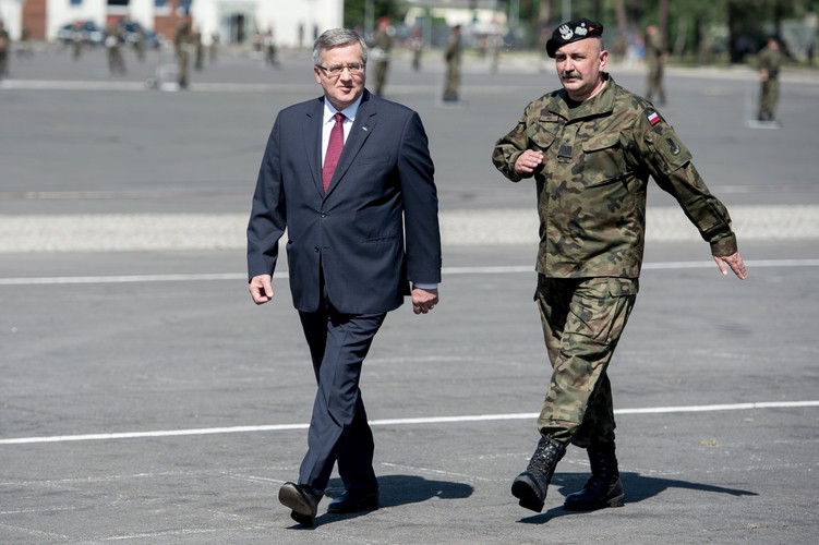 Prezydent Bronisław Komorowski i gen. Jarosław Mika uczestniczą w uroczystościach powitania XIV zmiany PKW Afganistan w 10. Brygadzie Kawalerii Pancernej w Świętoszowie
