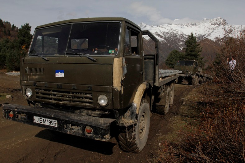 Auto Świat 4x4 Expedition: toast za Gruzję