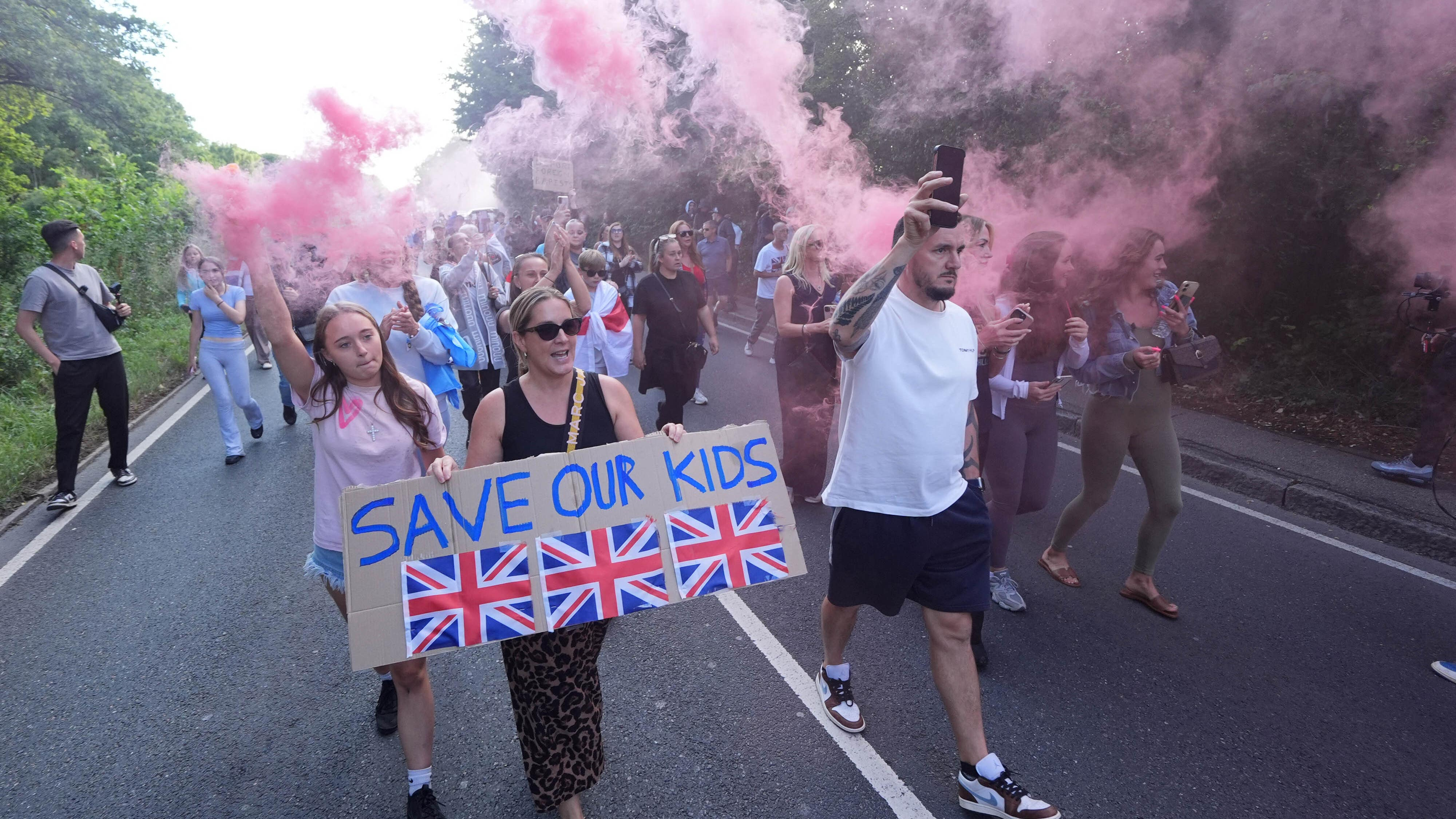 Essex hotel protest: 1 arrested as 100 gather in Epping