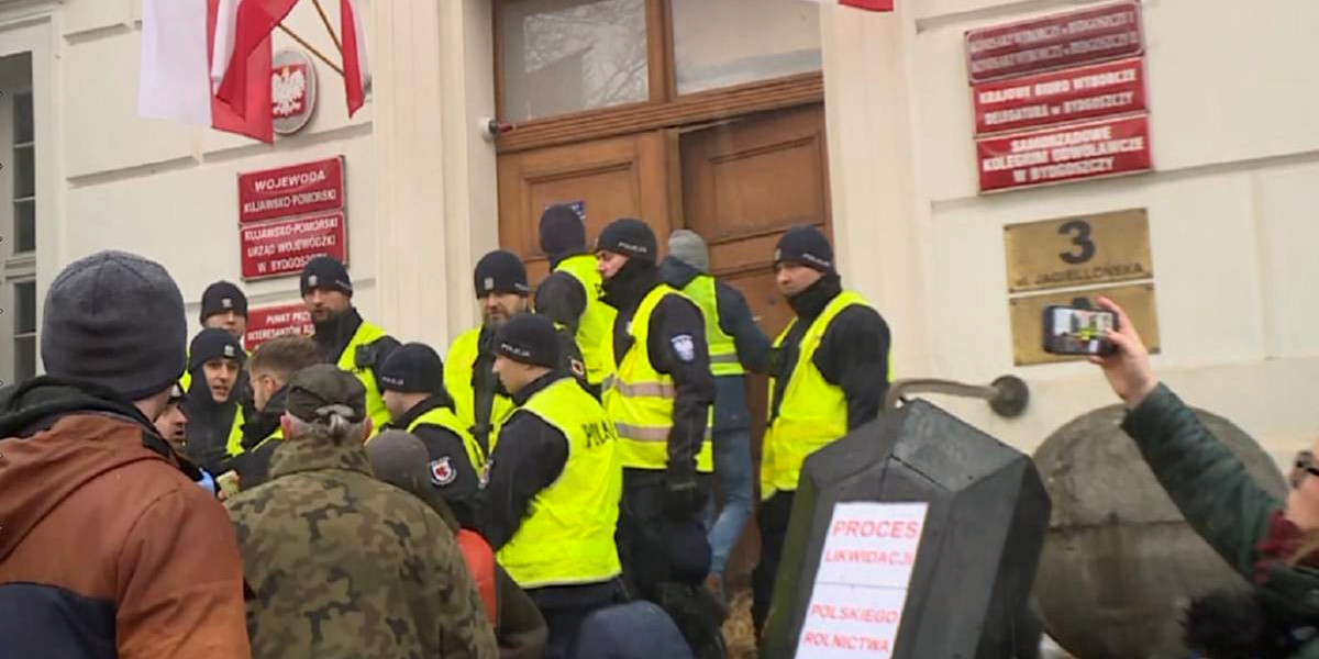 Protest rolników - starcie z policją pod Urzędem Wojewódzkim.