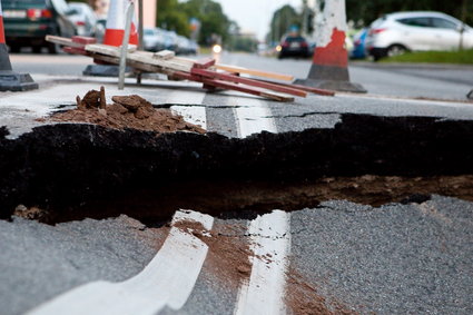 Koniec z dziurawymi drogami w biednych powiatach Mazowsza? Na modernizacje pójdzie 100 mln zł