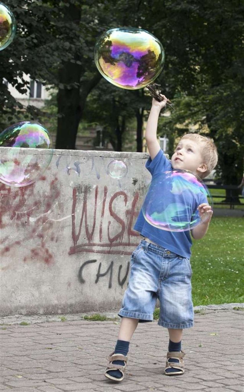 Robi największe bańki na świecie!