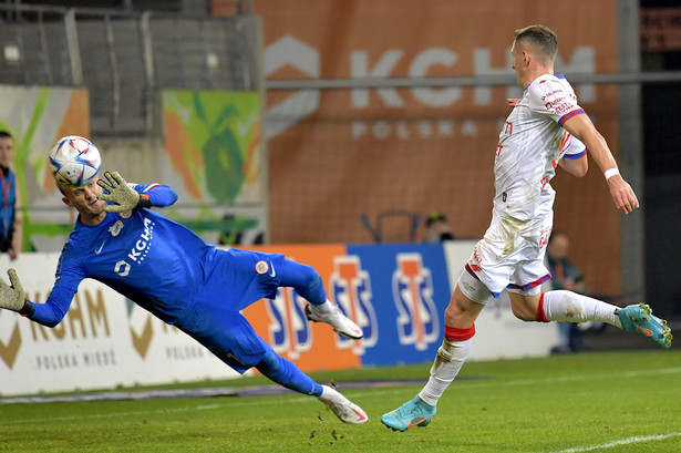 Zawodnik KGHM Zagłębia Lubin Jasmin Buric (L) i Fabian Piasecki (P) z Rakowa Częstochowa podczas meczu 17. kolejki piłkarskiej Ekstraklasy