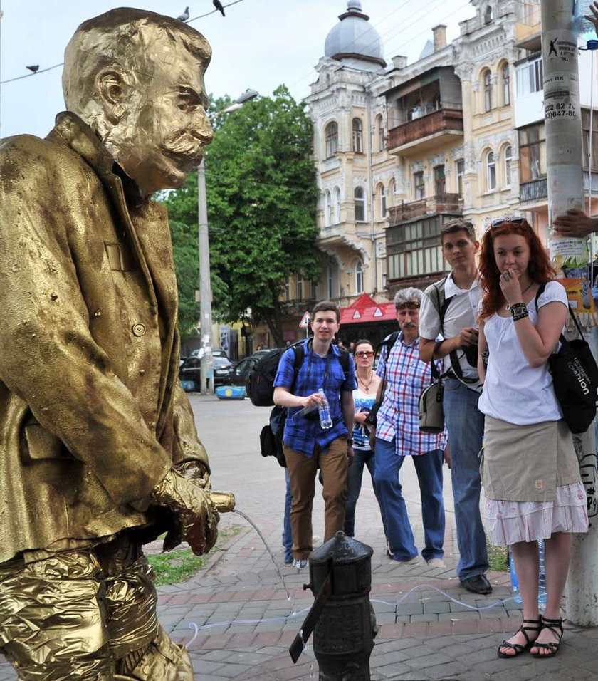 pomnik sikającego Stalina