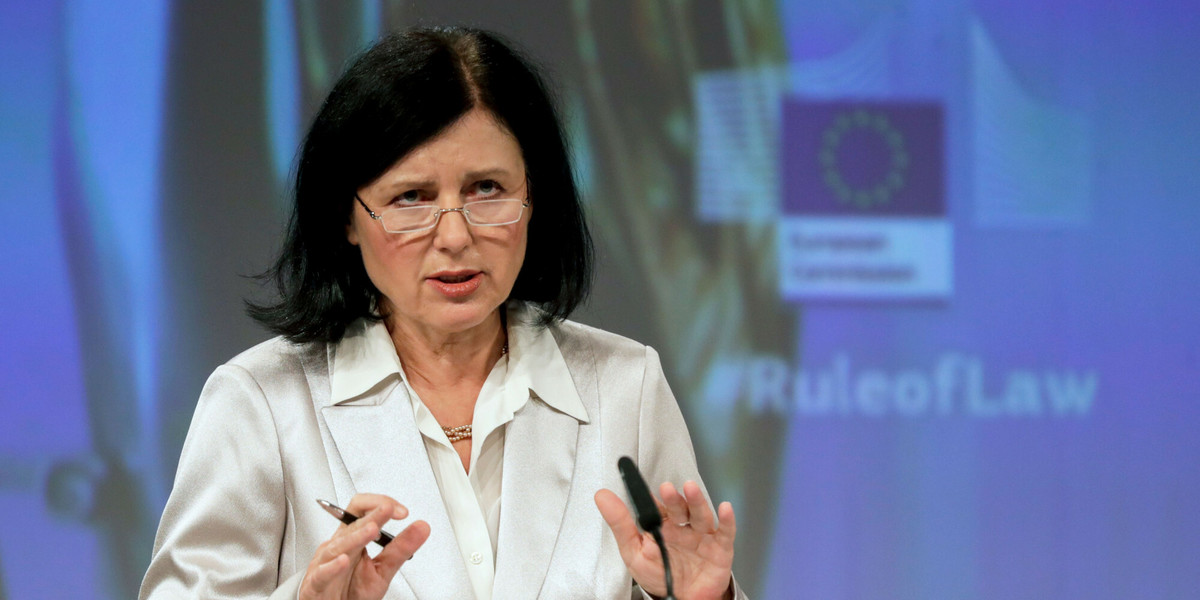 Vera Jourova zapowiada wytoczenie ciężkich dział przez Komisję Europejską w walce o szanowanie praworządności przez państwa członkowskie.