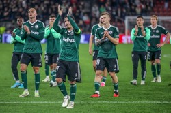 Piłkarze Legii zatrzymani przez holenderską policję. Josue wyprowadzony w kajdankach [WIDEO]