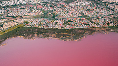 Eláll a lélegzet! Szemet kápráztató jelenséget kaptak lencsevégre: ennek a tónak tényleg rózsaszínű a vize – Fotókon a pompázatos látvány