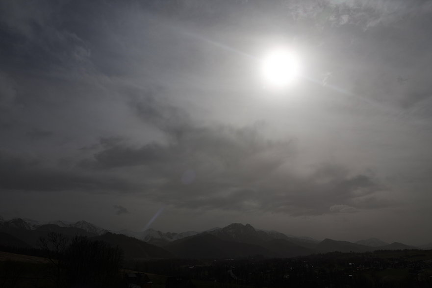 Mętne niebo i zamglone słońce w Zakopanem, 30 marca 2024 r. Wszystko przez chmurę pyłu saharyjskiego