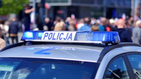 Wypadek w Warszawie: dachował samochód ambasady Rosji na Wisłostradzie