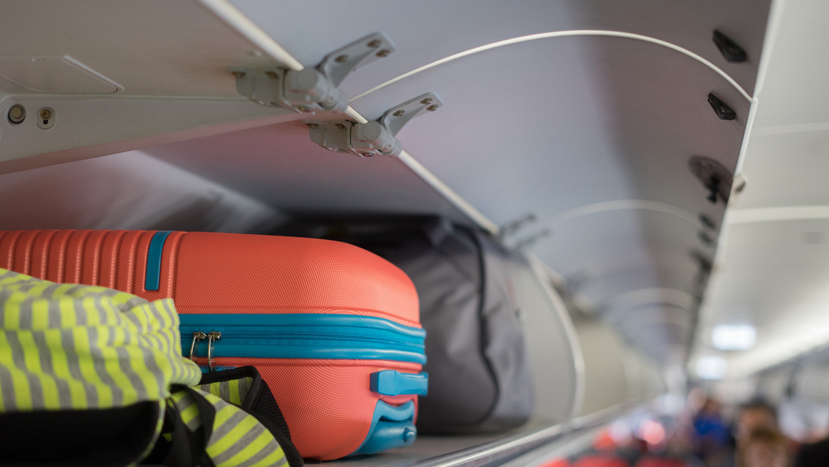 Jeśli często podróżujesz samolotem, to powineineś zainwestować w porządną i pojemną walizkę kabionową. Jedną z najpopularniejszych lini lotniczych w Polsce jest Ryanair. Każdy pasażer korzystający z usług iralndzkiego przewoźnika może zabrać ze sobą jedną sztukę bagażu podręcznego o wadze do 10 kg i maksymalnych wymiarach 55 cm x 40 cm x 20 cm. Przygotowaliśmy zestawienie 10 najtańszych walizek kabinowych do samolotów Ryanair.
