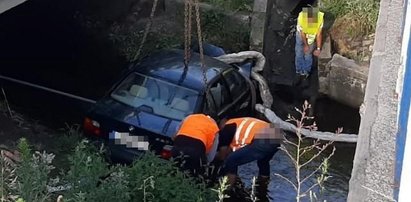 BMW z trzema mężczyznami wpadło do rzeki. Żaden nie miał prawa jazdy