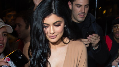 Kylie Jenner w odważnej kreacji na randce. Wygląda zbyt wyzywająco?