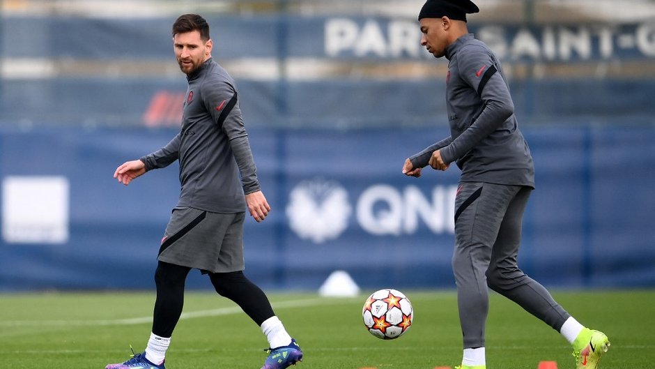 Lionel Messi (L) i Kylian Mbappe (P)