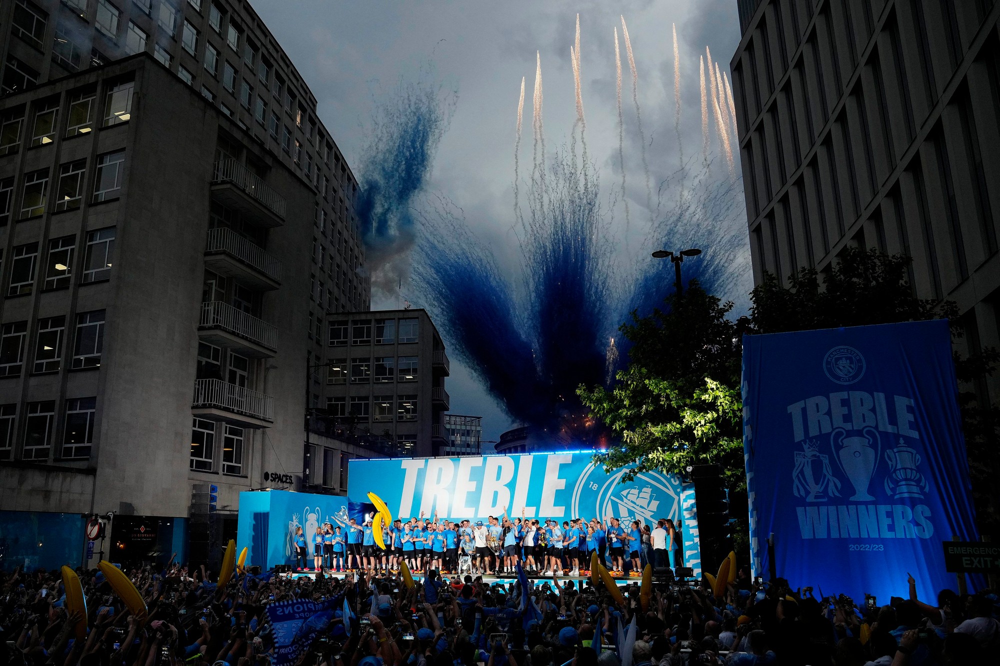 Hráči City oslávili treble s fanúšikmi v uliciach Manchestru.
