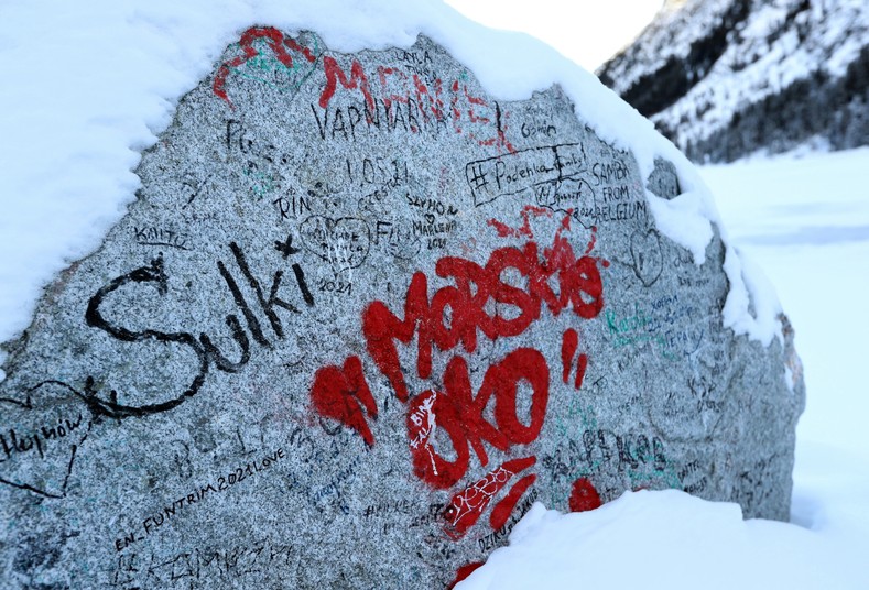 Granitowy głaz nad Morskim Okiem pomalowany przez wandali sprayami i mazakami.