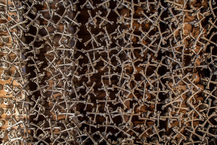 NIEZWYKŁA KAPLICA CZASZEK W CZERMNEJ