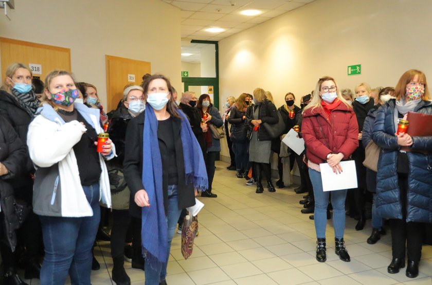 Pracownicy socjalni podczas protestu w siedzibie MOPS w Łodzi