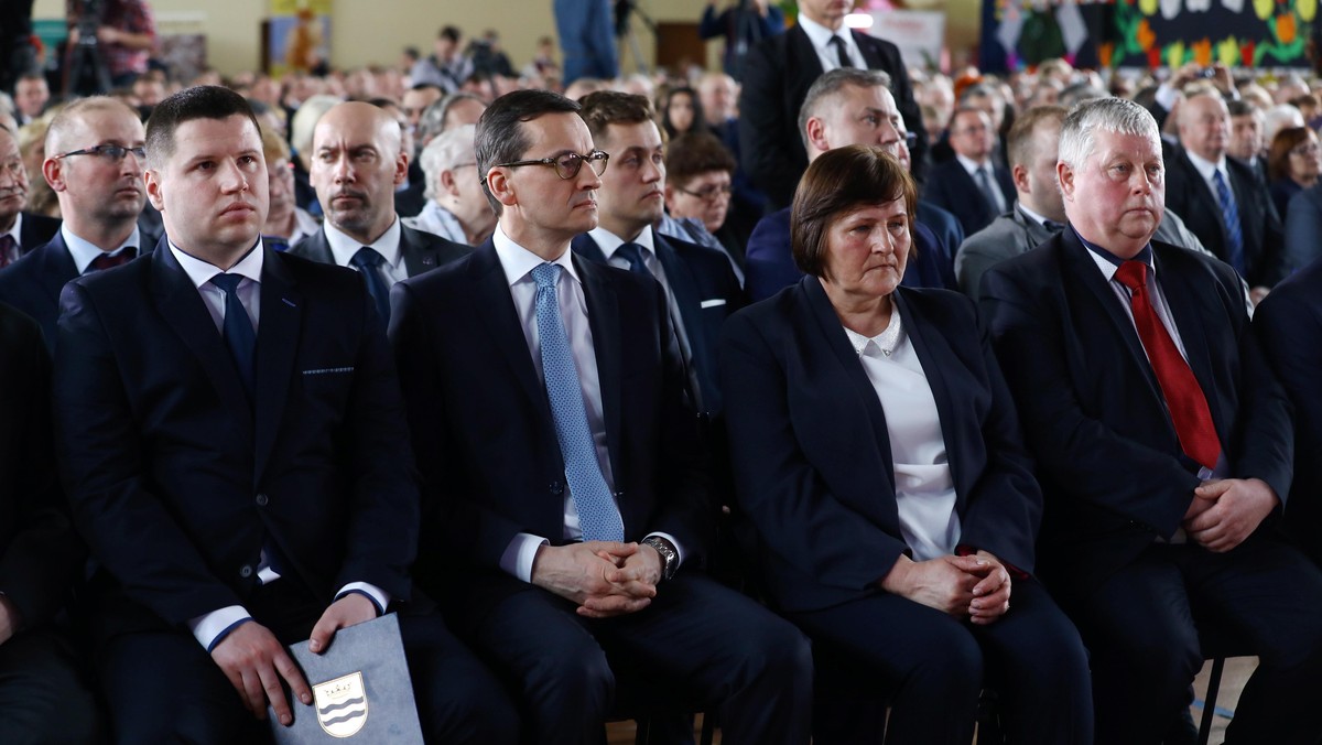 Dla nas nie ma Polski "A", Polski "B" i "C"; dla nas jest Polska "od A do Z" - od akceptacji do zwycięstwa, dla wszystkich gmin i powiatów - powiedział premier Mateusz Morawiecki podczas niedzielnych obchodów Dnia Sołtysa w Przysusze (woj. mazowieckie).