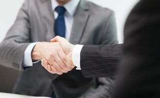 Pracownik 50+ w czasie kryzysu? Pracodawcy robią wszystko, żeby sam się zwolnił