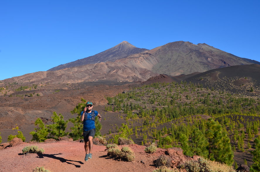 Podejście na punkt widokowy Montana Samara. W oddali widoczne wulkany: Teide i Pico Viejo, Teneryfa. 