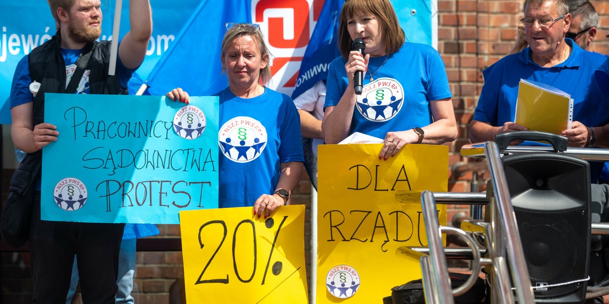 Pracownicy wymiaru sprawiedliwości od lat domagają się podwyżek. Na zdjęciu pikieta organizacji zrzeszonych w Ogólnopolskim Porozumieniu Związków Zawodowych