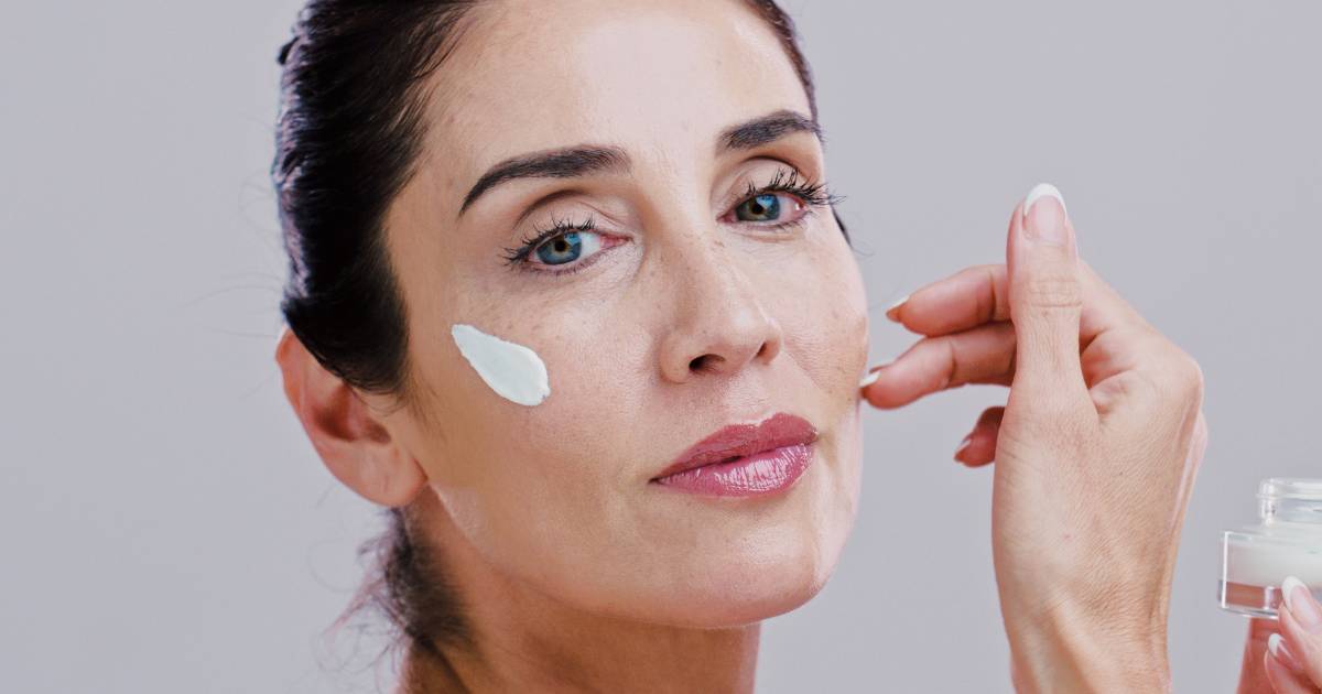 To liftingujące serum z mikroigiełkami napina skórę niczym botoks! Wygładza i ujędrnia