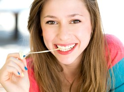 Żucie gumy pomaga, ale i szkodzi. Co powinno niepokoić?